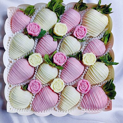 Набор Клубника в шоколаде и цветы №2 в Мос клубника в шоколаде по цене 4500 ₽