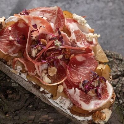 Брускетта Прошутто с сыром Дорблю и карамелизированной грушей в Пламя и Вино по цене 720 ₽