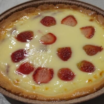 Сметанник (песочный) с клубникой в Настоящая пекарня по цене 494 ₽