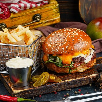 Комбо бургер Манго-чили в Escobar Burgers Tako & Buritto Premium по цене 1199 ₽