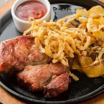 Стейк из свинины с жареным картофелем_ в Chester по цене 860 ₽