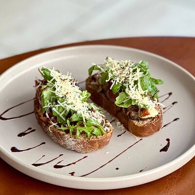 Брускетта с ростбифом в Брускетта по цене 730 ₽