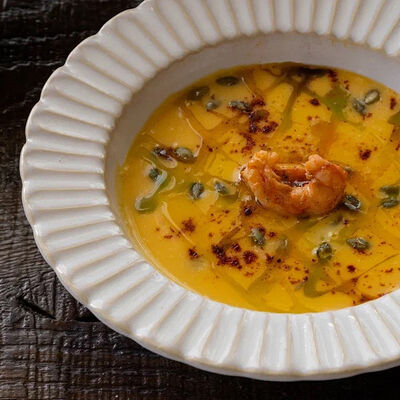 Тыквенный крем-суп с лангустинамив Гусь в яблоках по цене 760 ₽