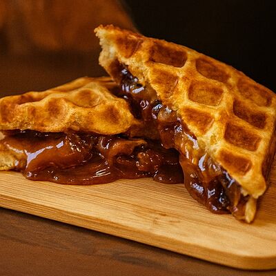 Бельгийская вафля яблочный штрудель в BEATS BREW по цене 980 ₽