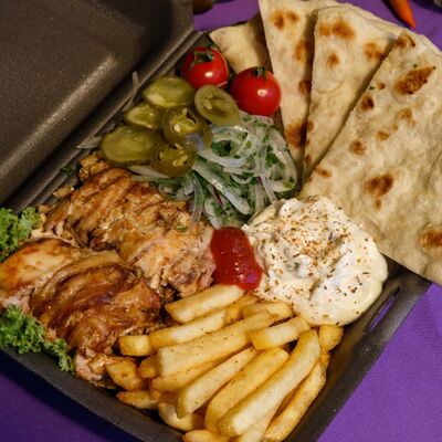 Гирос на тарелке со свининойв Bliss Food по цене 750 ₽