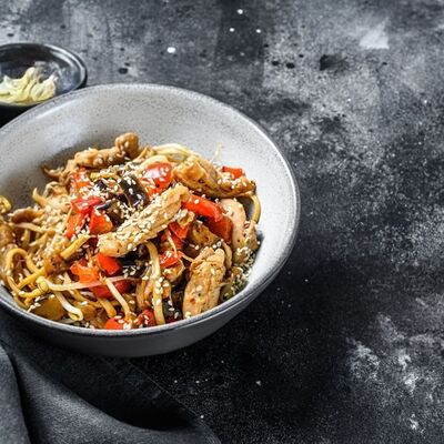 Вок с курицей в Шаурма по-братски по цене 389 ₽