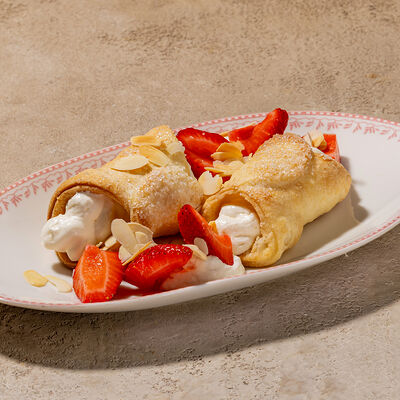 Канноли со сметанным кремом, клубникой и миндалем в Cafe Sisi по цене 350 ₽