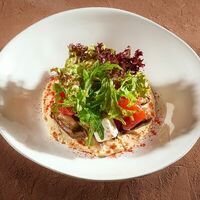 Салат с баклажаном, брынзой и хумусом в Ош-Пош
