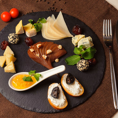 Сырная тарелка в Абрамовъ по цене 1560 ₽