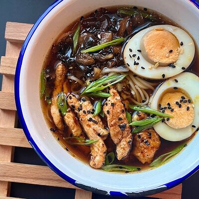 Рамен с курицей, шампиньонами, лапшой удон и яйцом в Бекки бар по цене 510 ₽