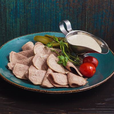 Отварной язык с соусом майонез-хрен в Длинный нос по цене 800 ₽