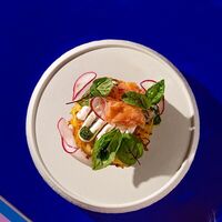 Драник с лососем, сливочным сыром и песто в Yeti