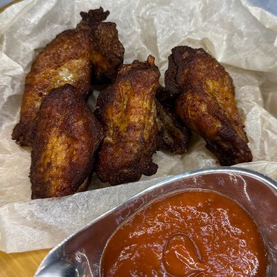 Крылья с соусом BBQ в Папа Рядом Гриль-паб по цене 435 ₽