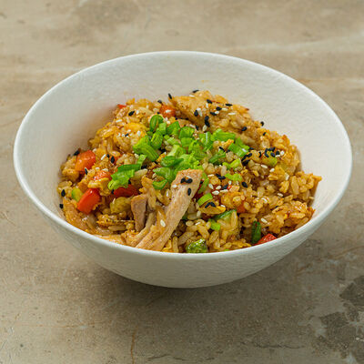 Жареный рис с курицей и яйцом в Бали по цене 465 ₽