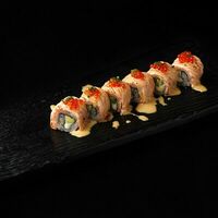 Ролл с опаленной семгой, красной икрой и кунжутным соусом в Кабуки