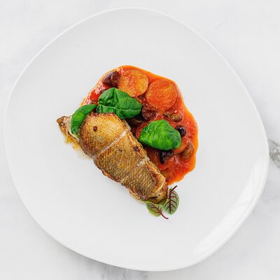 Дорадо запеченная, молодой картофель, томатный соус, оливки каламата в Реснота по цене 2050 ₽