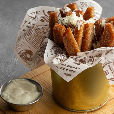 Ржаные гренки с сырно-чесночным соусом в Jager restopub по цене 420 ₽