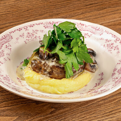 Домашняя котлета с картофельным пюре и сливочно-перечным соусом в Казак по цене 900 ₽