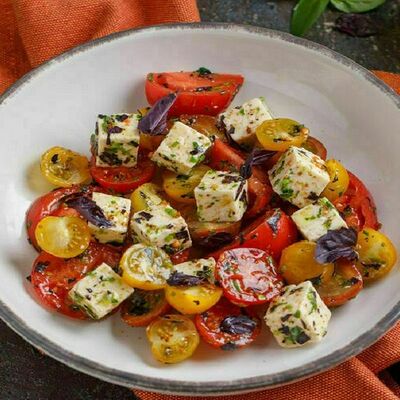 Салат с Имеретинским сыром и ассорти томатов в Баклажан в ТЦ 