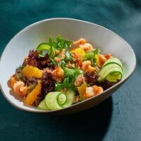 Салат с креветками и лососем горячего копчения в Juno