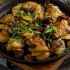 Жарёха с лесными грибами, луком и сметаной в Охота на Енота по цене 520