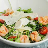 Салат Руккола с тигровыми креветками в Fazenda