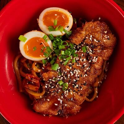 Лапша с хрустящим цыпленком и соусом лакса в Рамен с уткой по цене 750 ₽