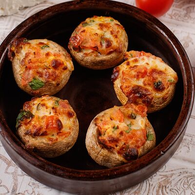 Шампиньоны запеченные с сыром и томатами в Аджика по цене 566 ₽