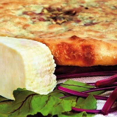 Осетинский пирог с листьями свеклы, зеленью и осетинским сыром в Осетинские пироги от Забавы по цене 1450 ₽