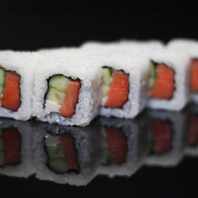 Ролл острый с лососем в Лапшичная №1 по цене 550 ₽