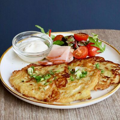 Драники картофельные с беконом, овощным салатом и сметаной в Локация кофе по цене 520 ₽