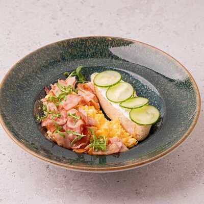 Скрембл с беконом и чиабаттой в Тестория по цене 550 ₽