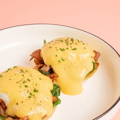 Утренняя булочка с беконом и голандским соусом (маффин) в Сойка напела по цене 680 ₽