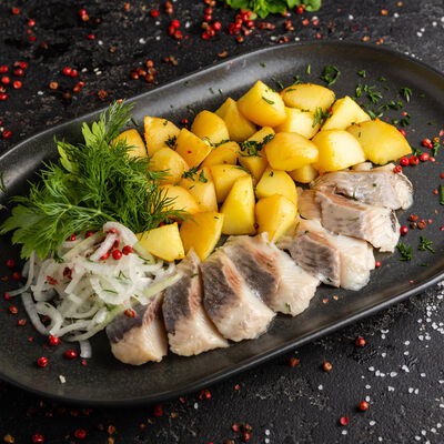 Слабосоленая сельдь домашнего посола с картофелем в Сытый Лось по цене 560 ₽