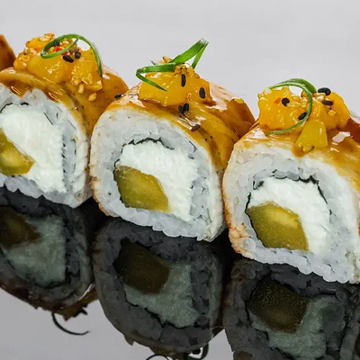 Ролл со страчателлой, угрем и манго в Naomi Sushi по цене 1440 ₽