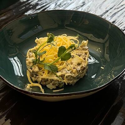 Салат с говядиной, маринованным луком, шампиньонами, яйцом и майонезом в Длинный нос по цене 225 ₽