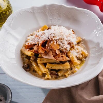 Маккерони с пастрами из индейки в Lucia osteria по цене 1240 ₽
