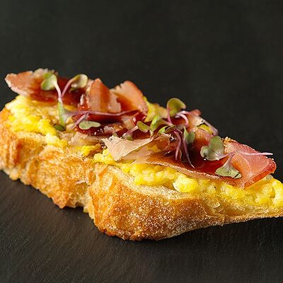 Брускетта с сыровяленой свининой в Brusketta.pro по цене 316 ₽