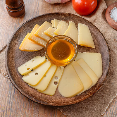 Сырная тарелка в Берлога по цене 890 ₽