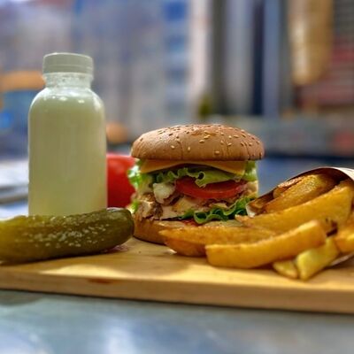 ШефБургер-комбо с картофелем фри и напитком на выбор в ШефМакс по цене 689 ₽