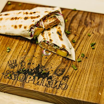 Люля с курицей в лаваше в Жорики кухня на углях по цене 400 ₽