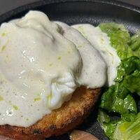 Хашбраун с лососем, яйцом пашот и миксом салатов в Марсала