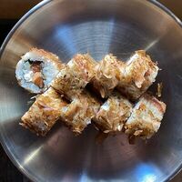 Ролл с лососем и огурцом в бонито в Da Sushi