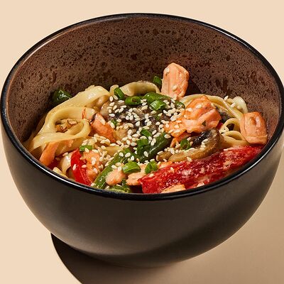 Wok-лапша с лососем в Banbu Sushi & Bubble Tea по цене 1199 ₽