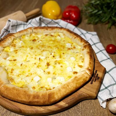 8 сыров с сырным бортом в Андеграунд Pizza & Sushi по цене 690 ₽