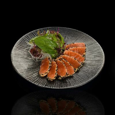 Татаки из лосося в Koi sushi bar по цене 1490 ₽