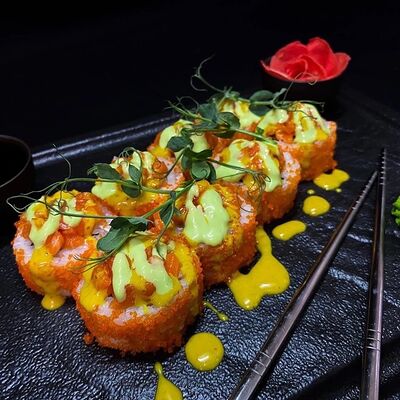 Ролл Необычный лосось в Свои Суши по цене 648 ₽