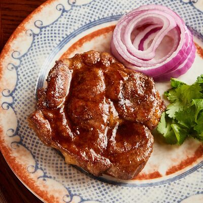 Стейк из cвинoй шеи с соусом чимичурри в Рамен с уткой по цене 870 ₽