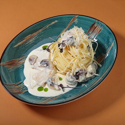 Спагетти с копченой курицей и грибами Ланч в Kiss по цене 245