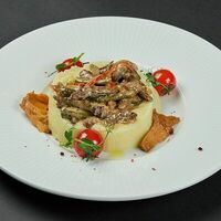 Бефстроганов с белыми грибами на картофельном пюре в Седьмое небо
